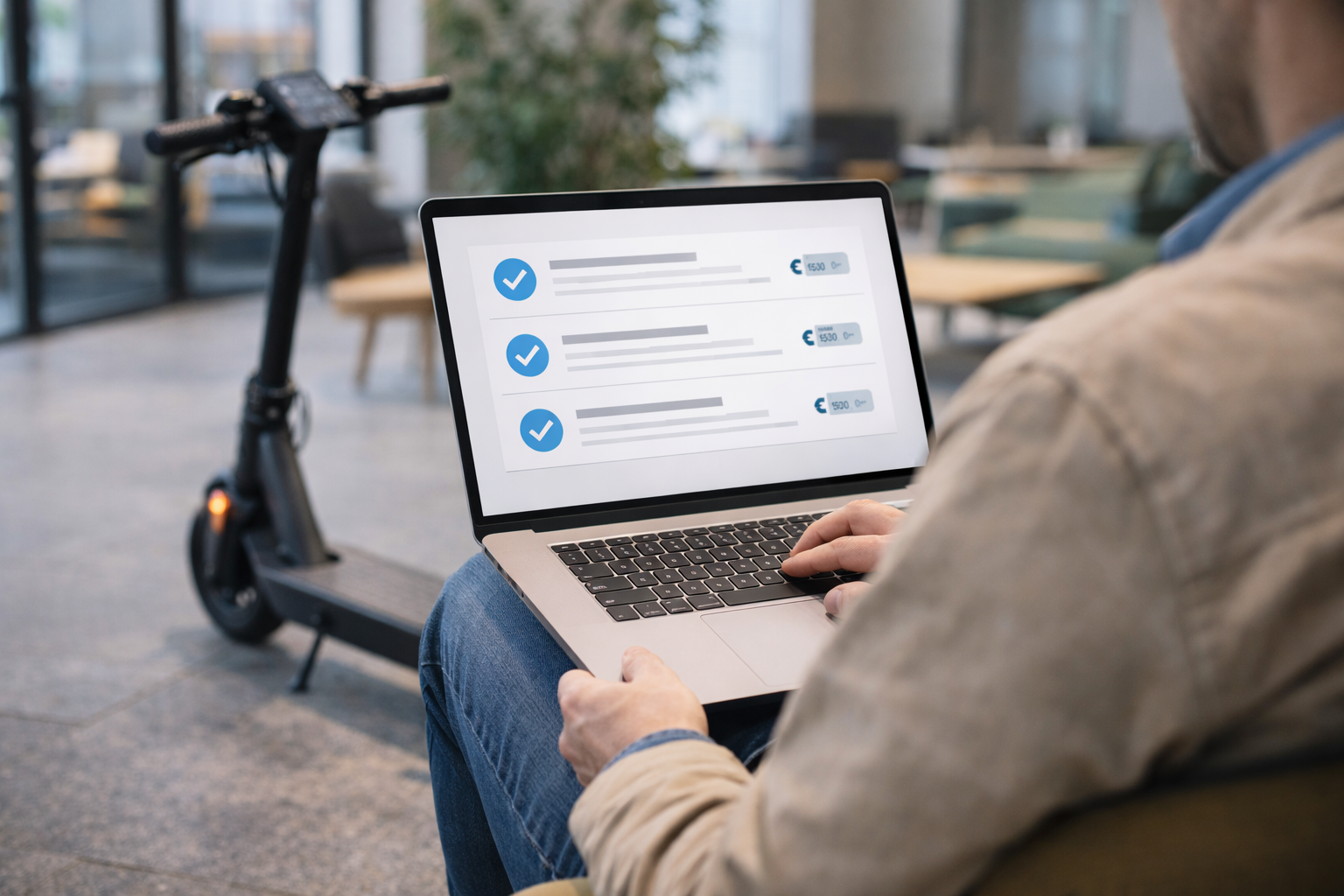 Person vergleicht die Kosten einer E-Scooter Versicherung online mit abgestelltem E-Scooter im Hintergrund